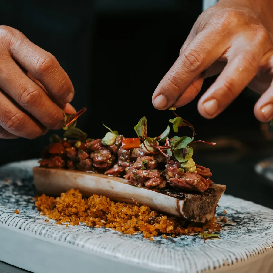 O chef Dudu Poerner finaliza o prato.