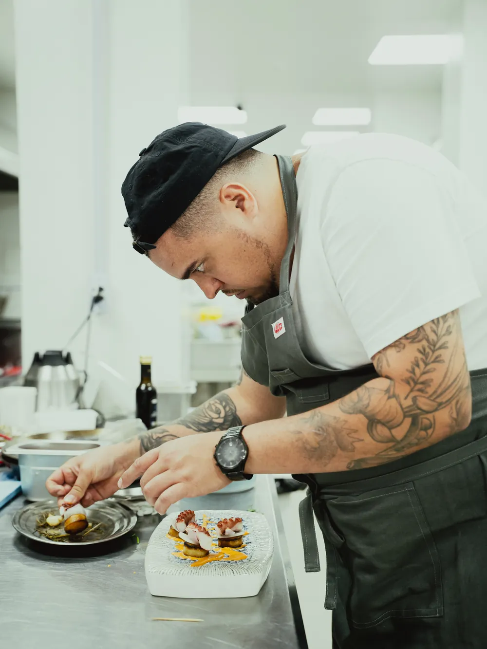 O chef montando os pratos na cozinha