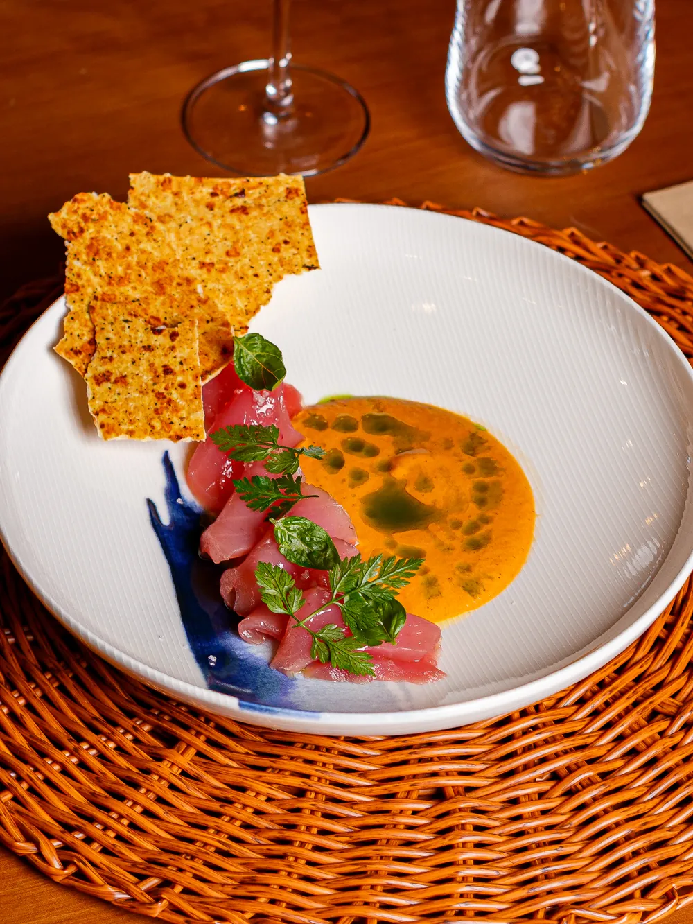 Crudo de atum com molho mediterrâneo e crostata